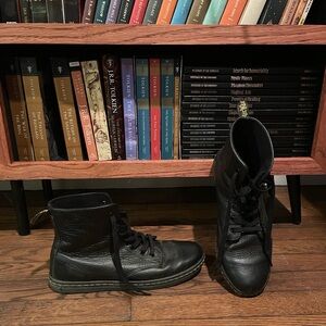 Dr Martens Shoreditch Leather Combat Boot